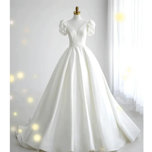Robe de mariée simple en satin blanc à col en V et manches courtes C1821