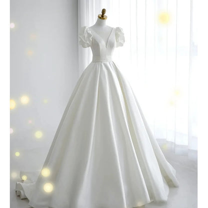 Robe de mariée simple en satin blanc à col en V et manches courtes C1821