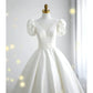Robe de mariée simple en satin blanc à col en V et manches courtes C1821