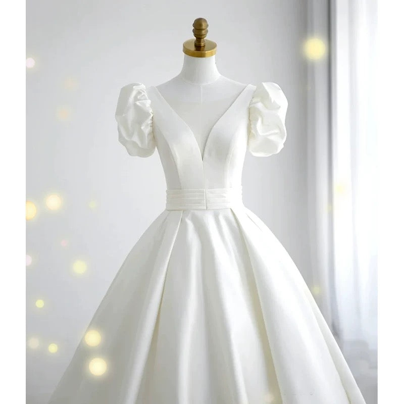 Robe de mariée simple en satin blanc à col en V et manches courtes C1821