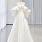 Robe de mariée simple en satin blanc à manches courtes et décolleté en cœur C1822
