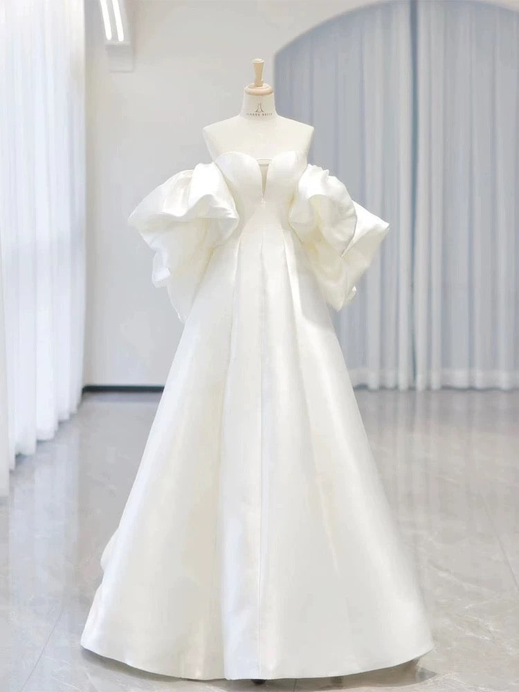 Robe de mariée simple en satin blanc à manches courtes et décolleté en cœur C1822
