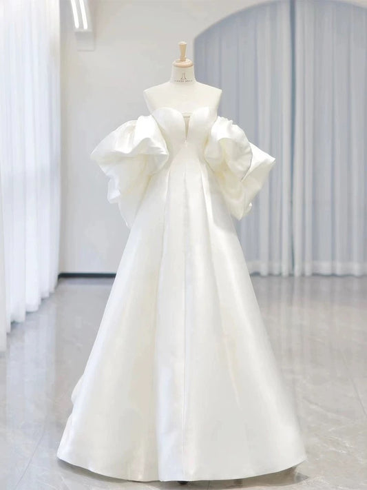 Robe de mariée simple en satin blanc à manches courtes et décolleté en cœur C1822
