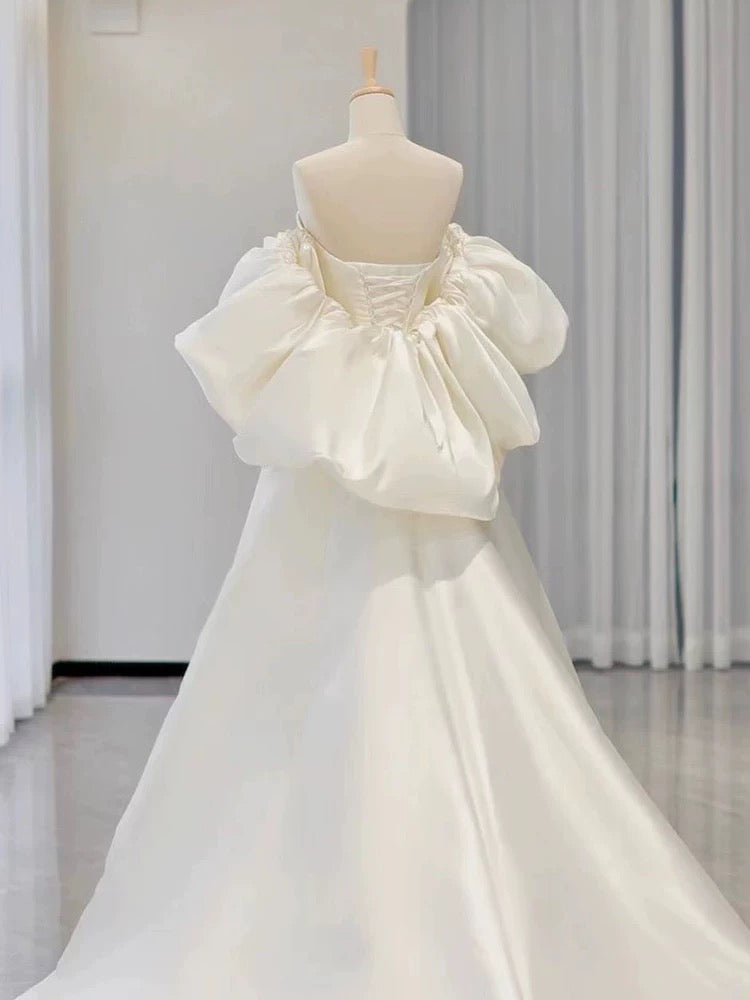 Robe de mariée simple en satin blanc à manches courtes et décolleté en cœur C1822