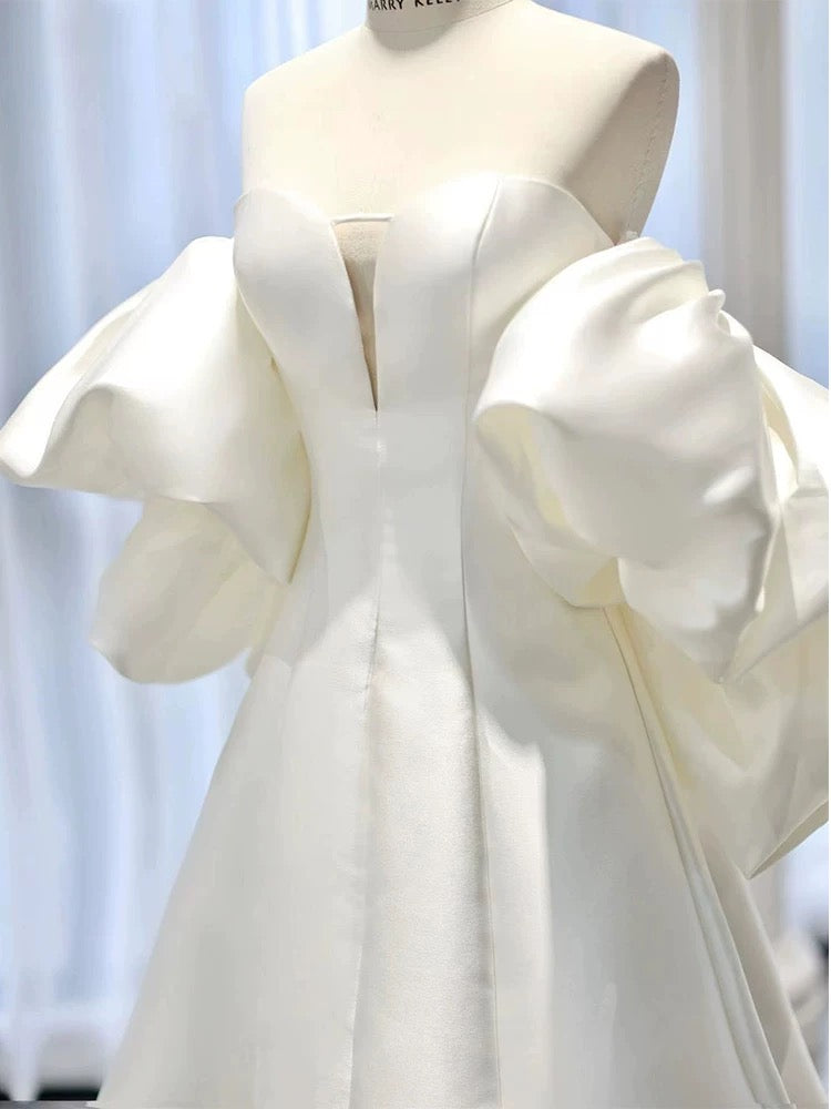 Robe de mariée simple en satin blanc à manches courtes et décolleté en cœur C1822