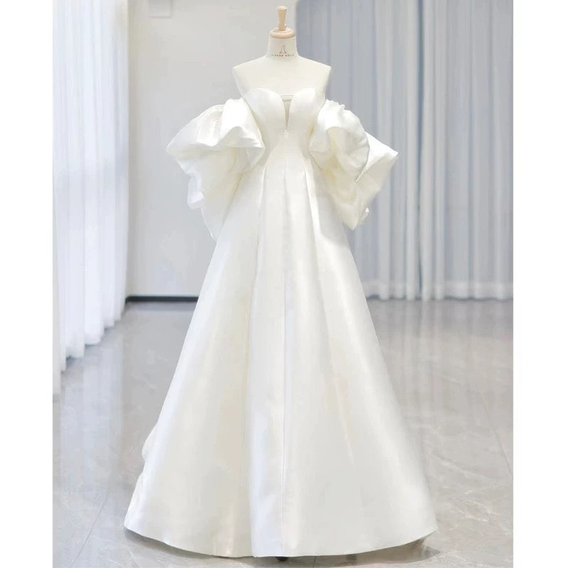 Robe de mariée simple en satin blanc à manches courtes et décolleté en cœur C1822