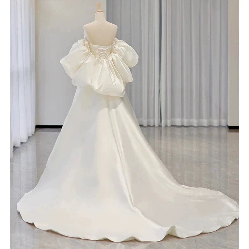 Robe de mariée simple en satin blanc à manches courtes et décolleté en cœur C1822