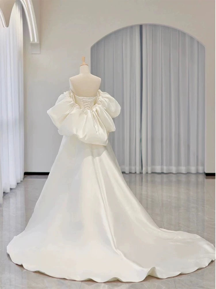 Robe de mariée simple en satin blanc à manches courtes et décolleté en cœur C1822