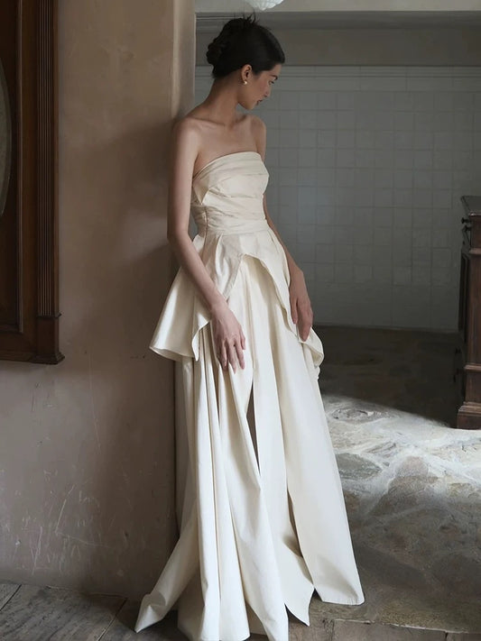Robe de mariée chic en satin blanc sans manches et sans bretelles avec fente C1823