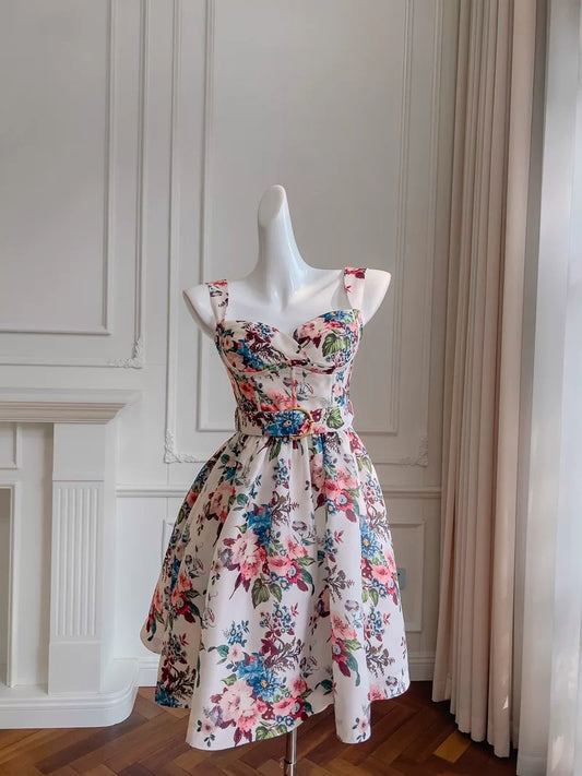 Robe de cocktail courte à bretelles en forme de A avec motif floral C1834