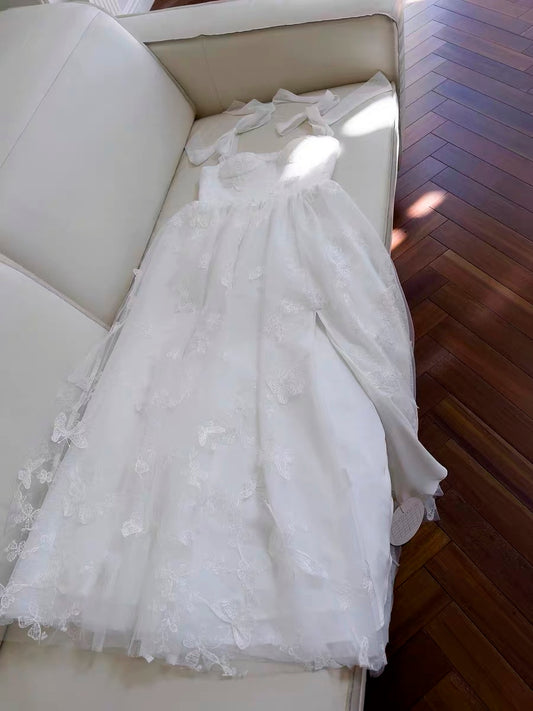 Robe de soirée élégante en dentelle blanche à bretelles trapèze avec fente et nœud C1846