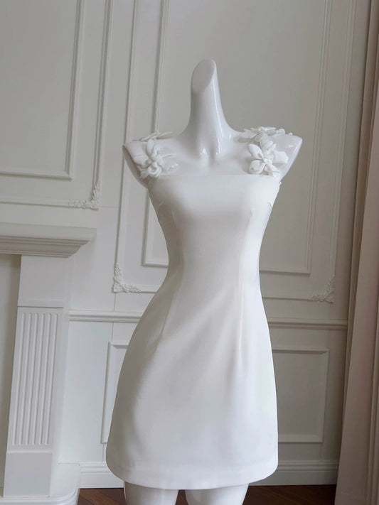 Robe de cocktail courte blanche à bretelles spaghetti et gaine mignonne C1852