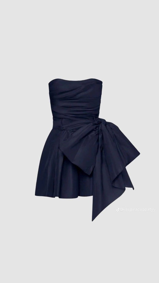 Robe de cocktail courte en satin bleu marine sans bretelles avec nœud papillon C1927