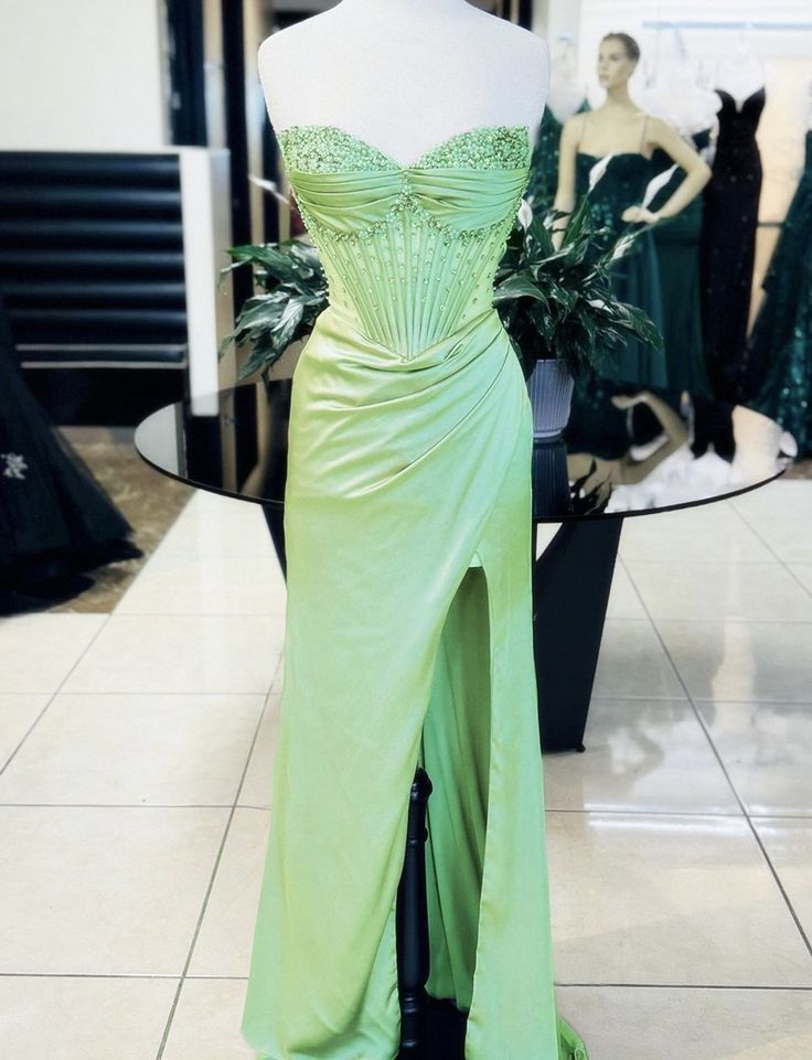Robe de soirée élégante en satin rose à paillettes et décolleté en cœur, robe de bal fendue, C1929