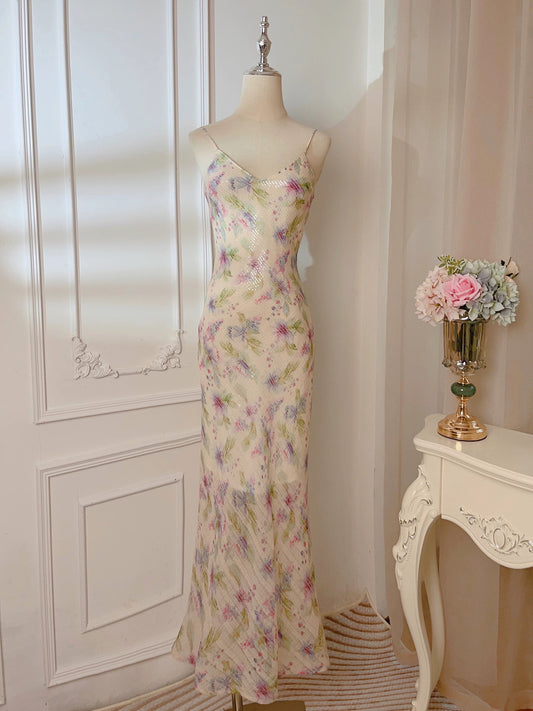 Robe de soirée longue à bretelles spaghetti et fourreau modeste à fleurs lilas C2325