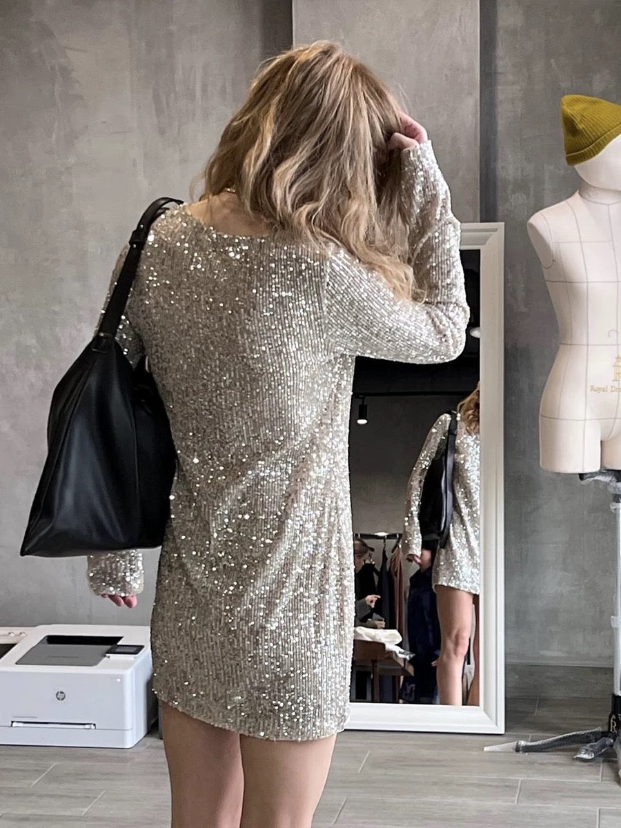 Robe de soirée courte à paillettes et col rond et manches longues C2332