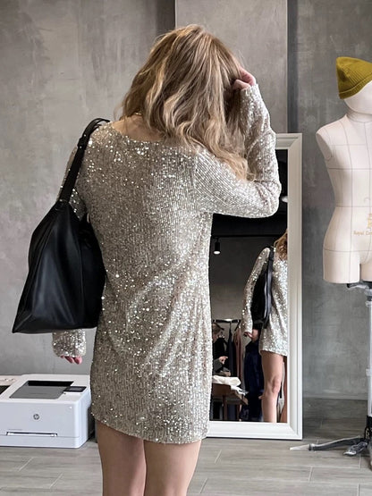 Robe de soirée courte à paillettes et col rond et manches longues C2332