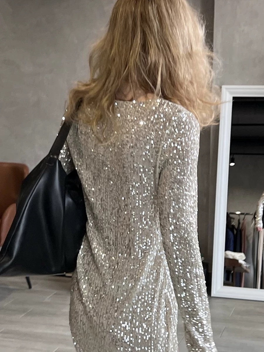 Robe de soirée courte à paillettes et col rond et manches longues C2332