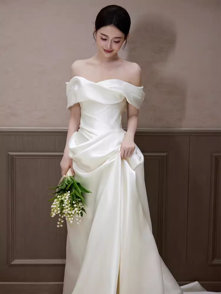 Élégante ligne A hors de l'épaule Satin volants longues robes de mariée blanches C243