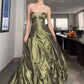 Jolie robe de bal bustier en satin vert longue avec perles argentées C2580
