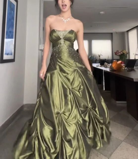 Jolie robe de bal bustier en satin vert longue avec perles argentées C2580