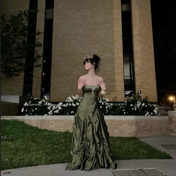 Jolie robe de bal bustier en satin vert longue avec perles argentées C2580