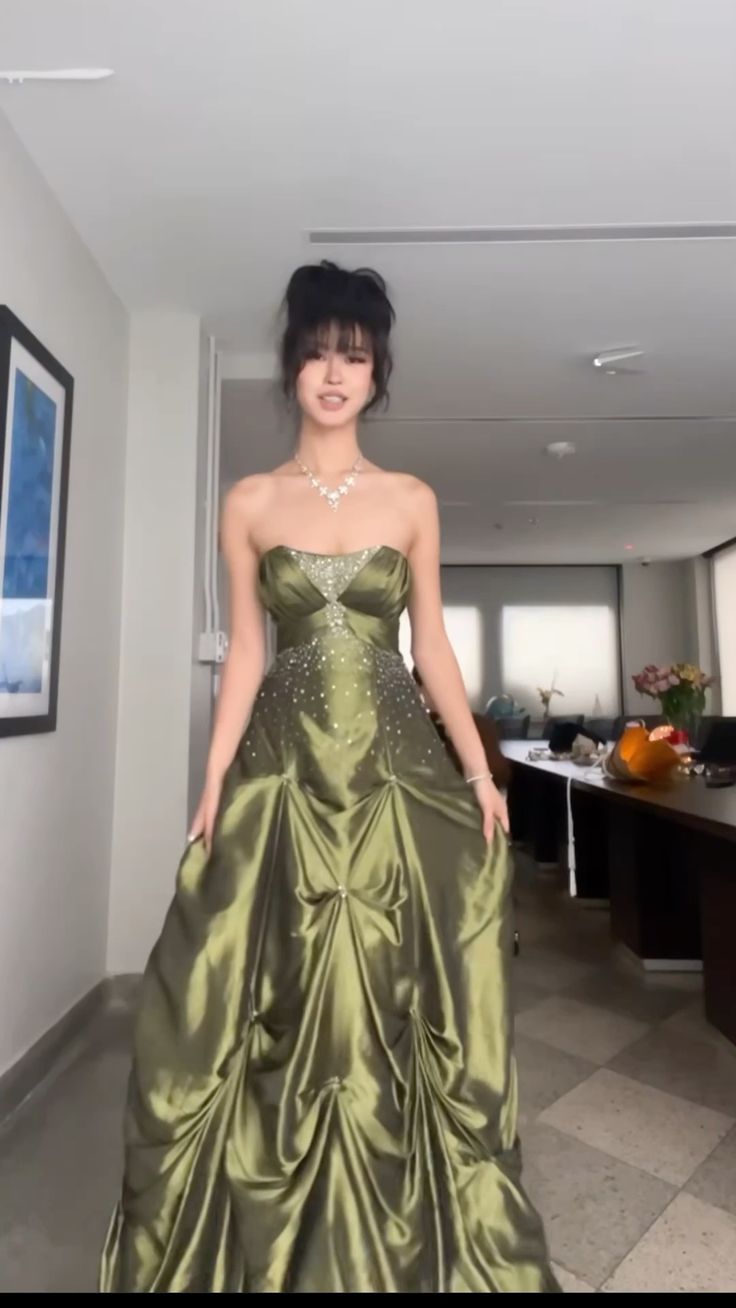 Jolie robe de bal bustier en satin vert longue avec perles argentées C2580