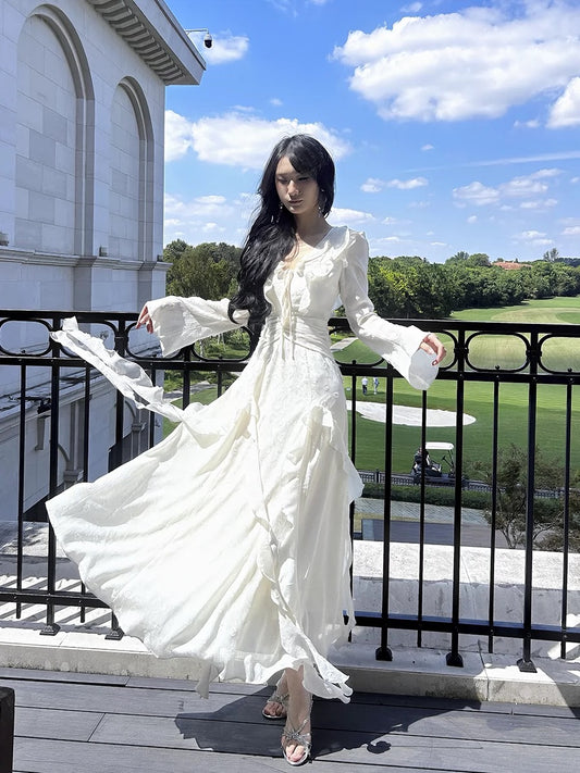Superbe robe de bal blanche en mousseline de soie à manches longues et à volants C2674