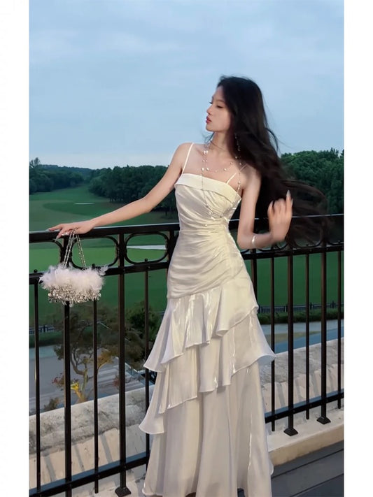 Superbe robe de soirée longue à bretelles spaghetti et couches blanches C2678