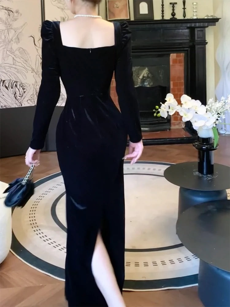 Robe de soirée élégante en velours noir à manches longues et décolleté carré C2683