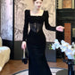 Robe de soirée élégante en velours noir à manches longues et décolleté carré C2683