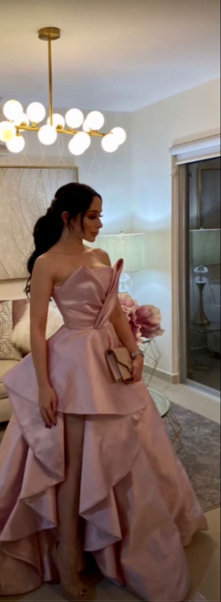 Superbe robe de soirée en satin rose à volants et à bretelles hautes et basses C2723