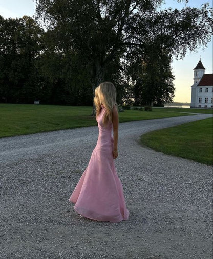 Superbe robe de soirée longue en tulle rose à décolleté haut et fente sirène C3042
