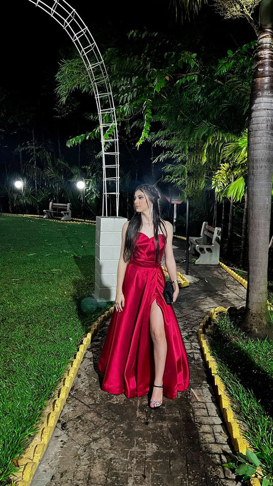 Robe de soirée longue en satin rouge à décolleté en cœur et fente latérale modeste C3053