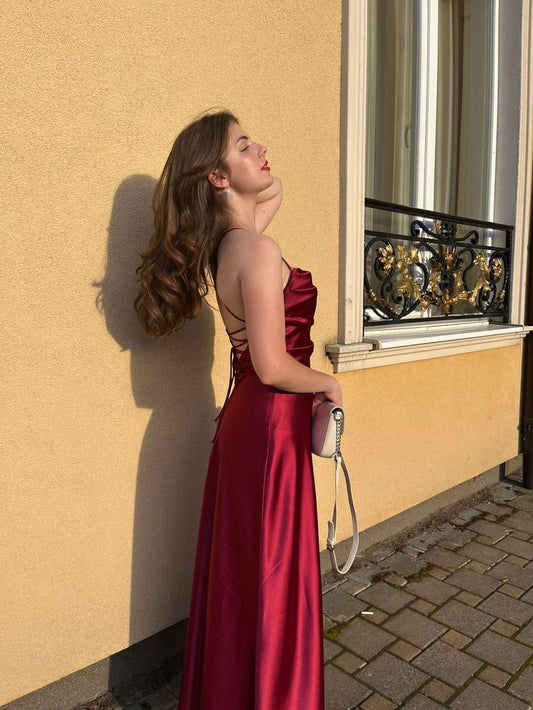 Robe de soirée longue en satin bordeaux à bretelles spaghetti et dos nu, modeste, ligne A, C3054