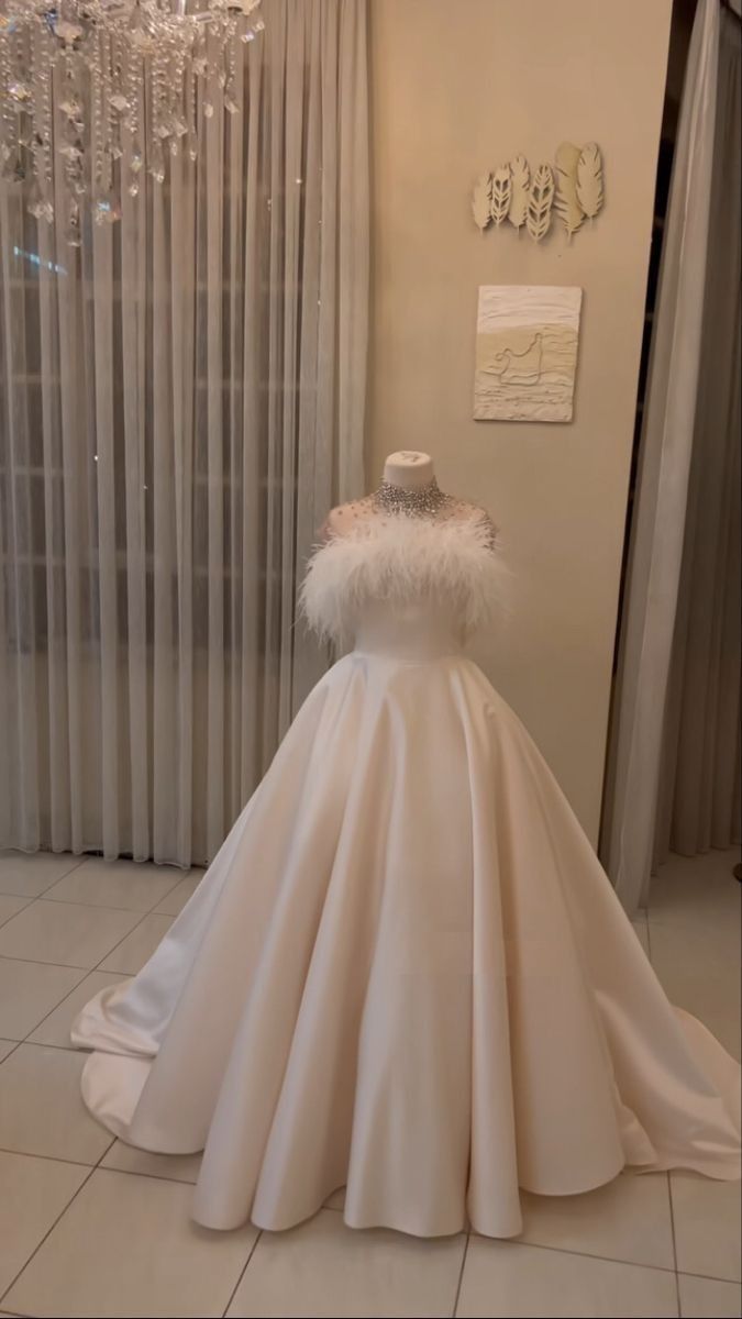 Robe de mariée chic en satin blanc sans manches et sans bretelles avec plumes C3201