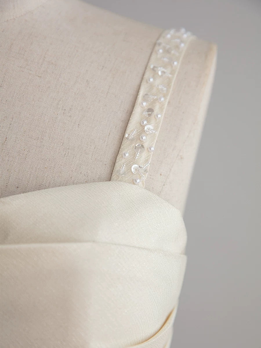 Robe de mariée chic en satin ivoire sans manches à bretelles hautes et volants C3242