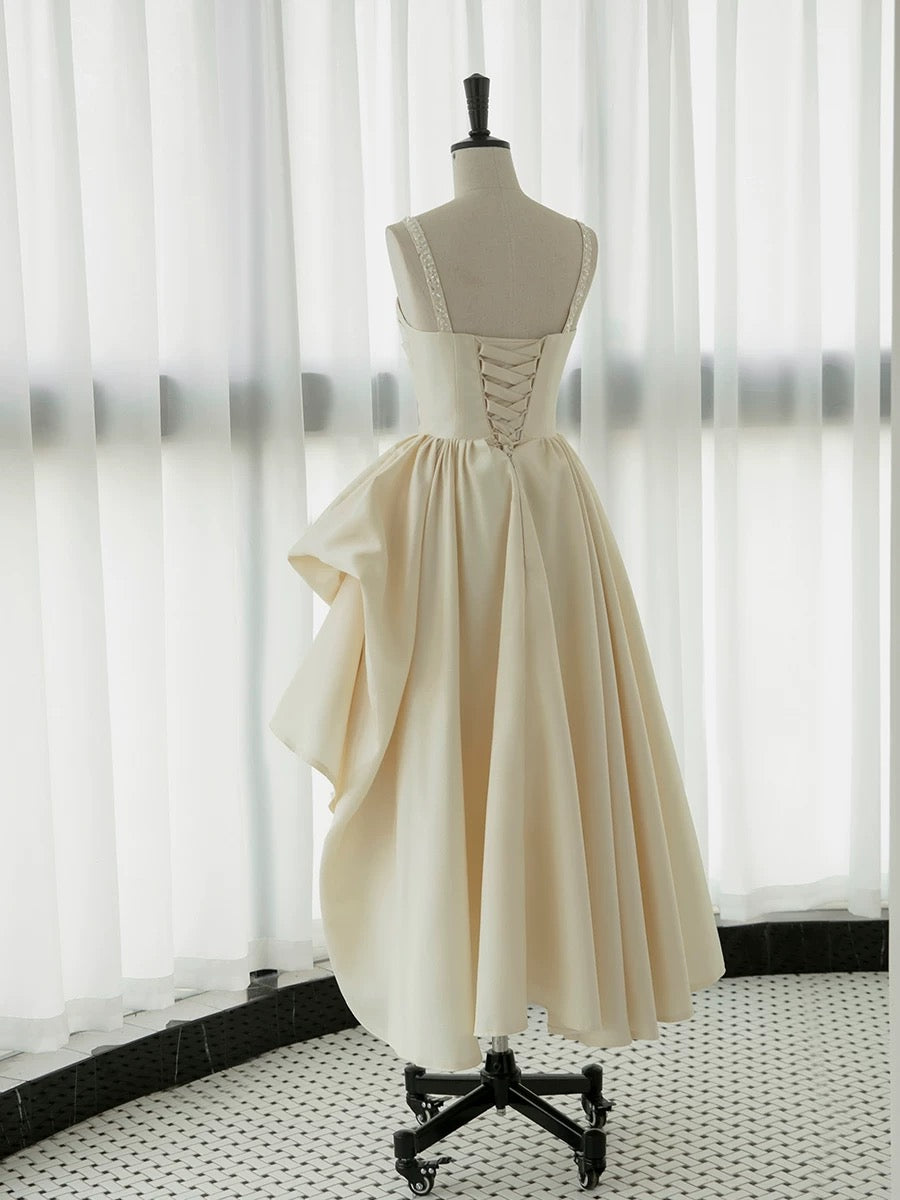 Robe de mariée chic en satin ivoire sans manches à bretelles hautes et volants C3242