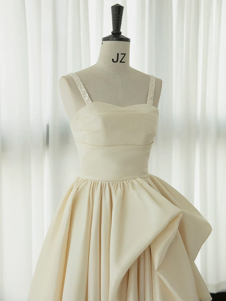 Robe de mariée chic en satin ivoire sans manches à bretelles hautes et volants C3242