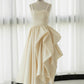 Robe de mariée chic en satin ivoire sans manches à bretelles hautes et volants C3242