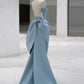 Robe de soirée longue en satin bleu sans bretelles avec jolie gaine et nœud C3252