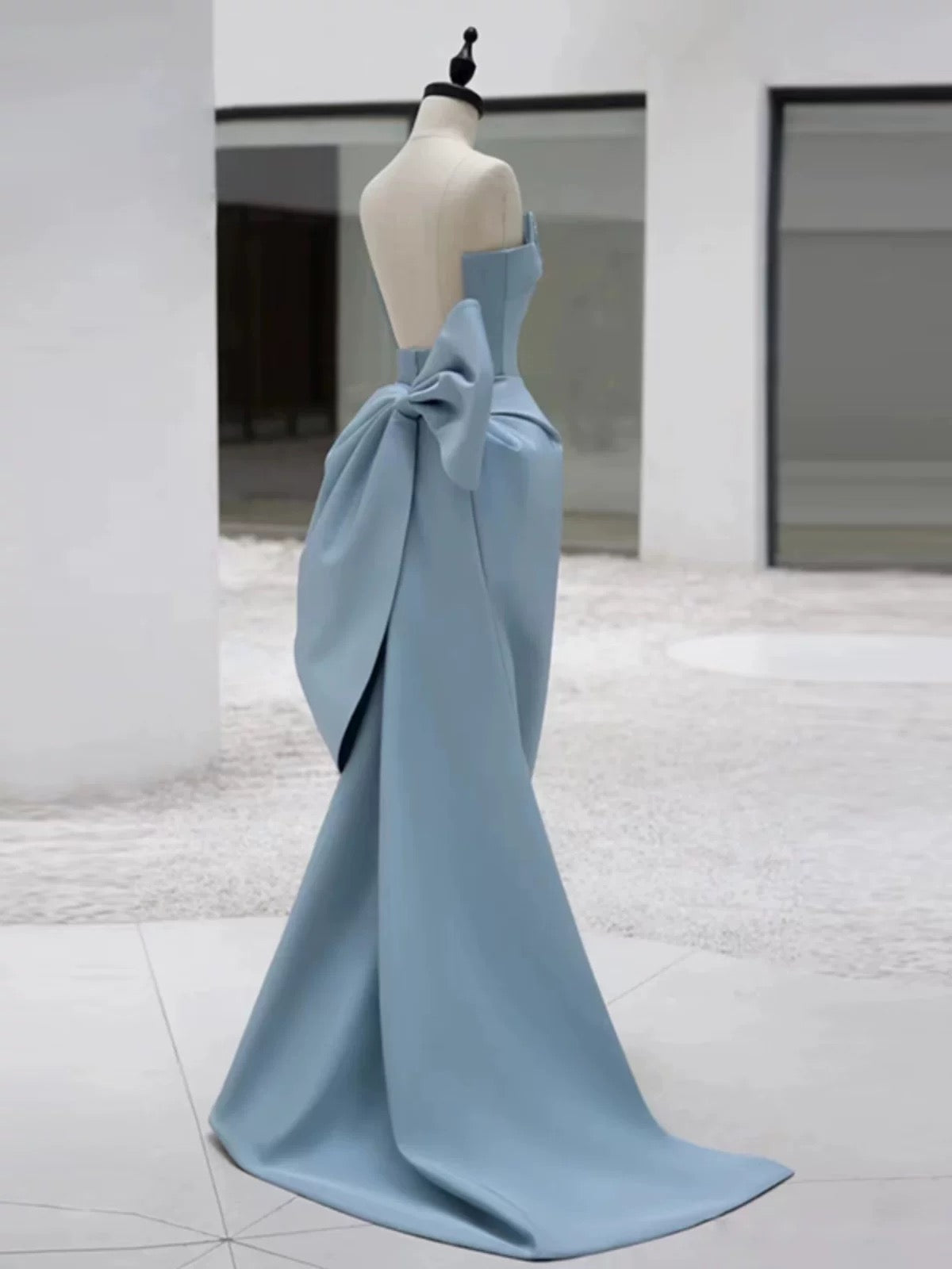 Robe de soirée longue en satin bleu sans bretelles avec jolie gaine et nœud C3252