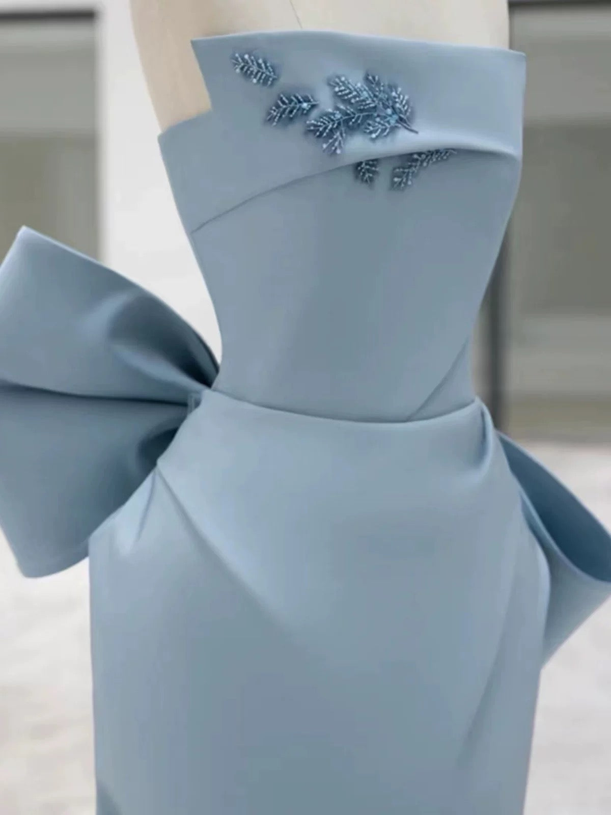 Robe de soirée longue en satin bleu sans bretelles avec jolie gaine et nœud C3252