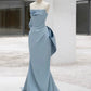 Robe de soirée longue en satin bleu sans bretelles avec jolie gaine et nœud C3252