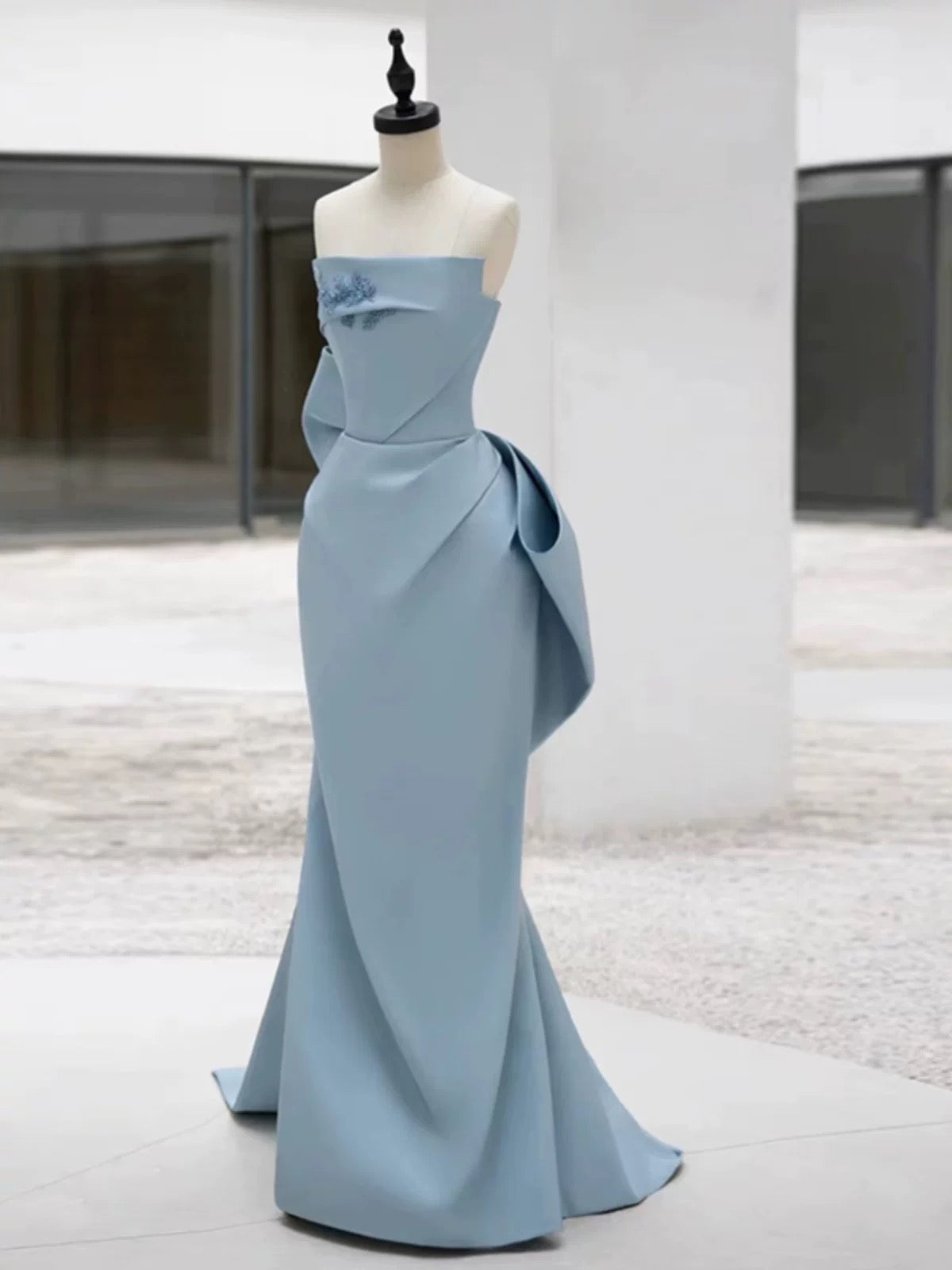 Robe de soirée longue en satin bleu sans bretelles avec jolie gaine et nœud C3252