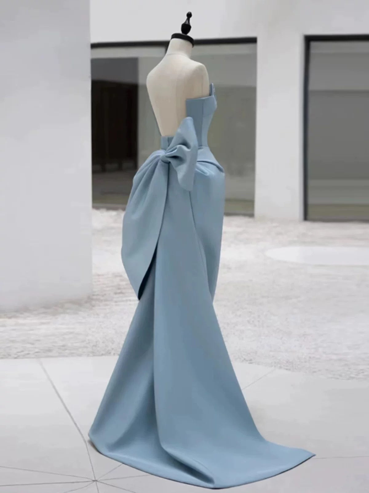 Robe de soirée longue en satin bleu sans bretelles avec jolie gaine et nœud C3252