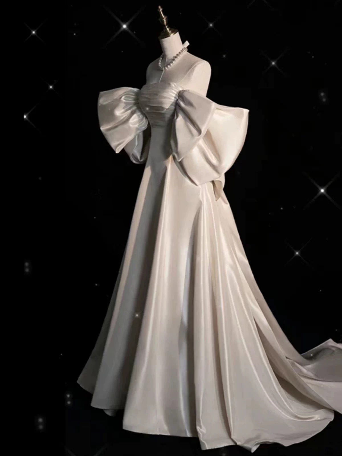 Robe de mariée chic en satin à manches mi-longues et épaules dénudées avec volants C3259