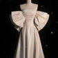 Robe de mariée chic en satin à manches mi-longues et épaules dénudées avec volants C3259
