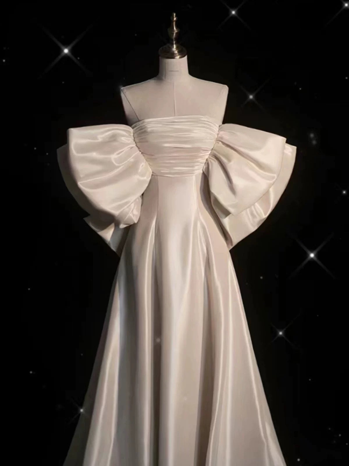 Robe de mariée chic en satin à manches mi-longues et épaules dénudées avec volants C3259