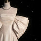 Robe de mariée chic en satin à manches mi-longues et épaules dénudées avec volants C3259